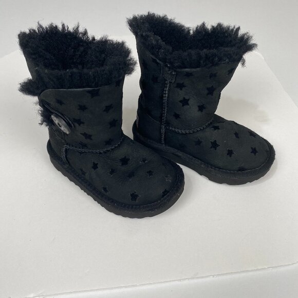 UGG Kid’s Classic Boots Black Star‎ Pattern Size 8 Girls Winter Snow Comfort - Picture 1 of 15